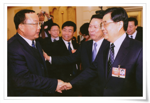 在十一屆全國人大會議上，時任中共中央總書記胡錦濤親切接見集團創始人劉慶年